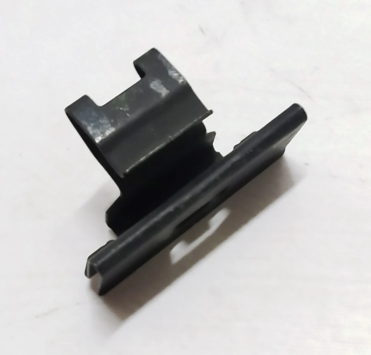 29 Кліпса кріплення ущільнювача внутрішнього скла двері Tesla model S, model S REST 1005783-00-B