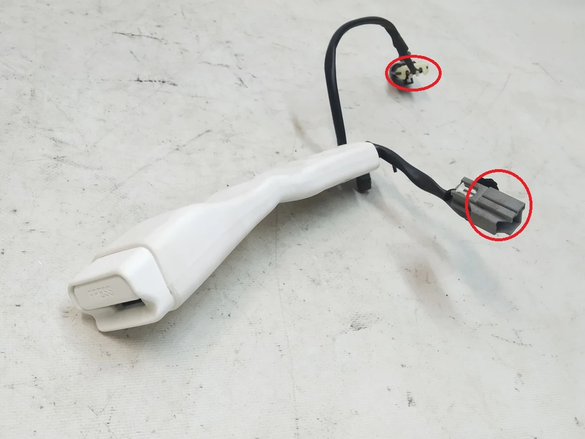 8 MSX- LHD 1st row buckle, whit, passenger-US (oxidation) Tesla Model S, Model S REST, Model X 1005991-07-H