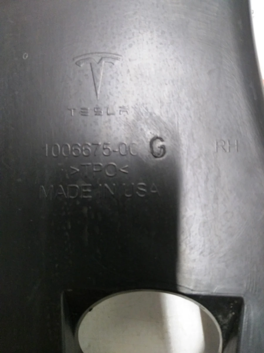 20 Накладка багажного проема наружная левая Tesla model S, model S REST 1021437-00-D