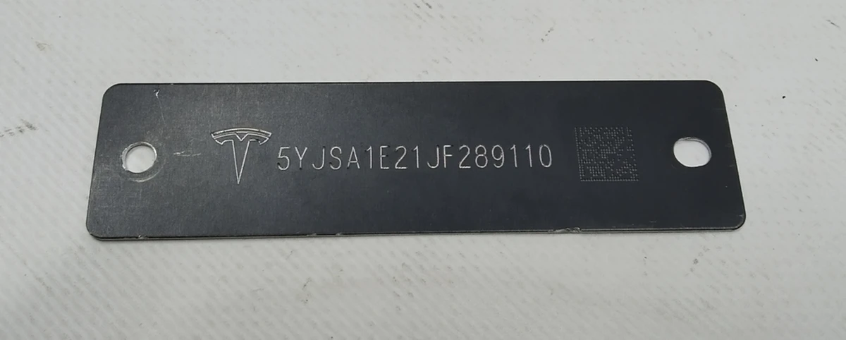 2 Табличка с VIN кодом под лобовым стеклом Tesla model S REST 75D 1006865-00-C