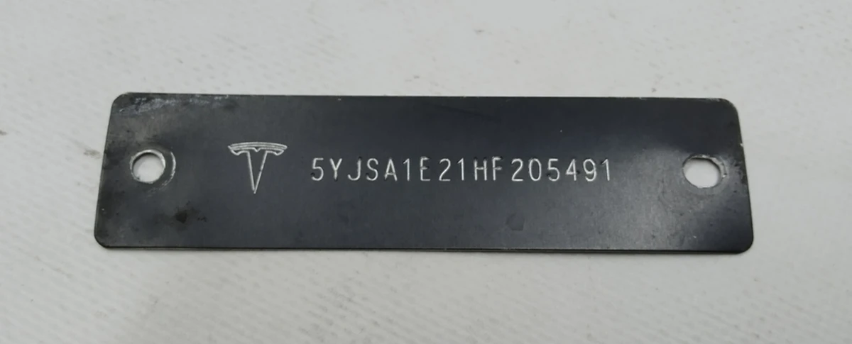 2 Табличка с VIN кодом под лобовым стеклом Tesla model S REST 75D 1006865-00-C