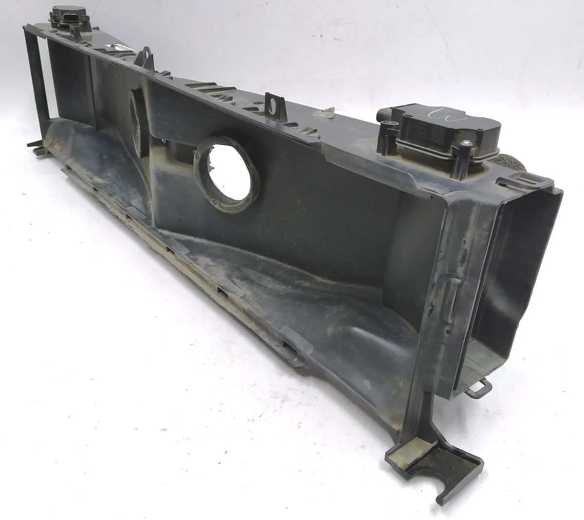 6 Воздуховод центрального радиатора RWD в сборе с лопастями и модулями управления открытием вентиляционной решетки Tesla model S 1007256-00-K