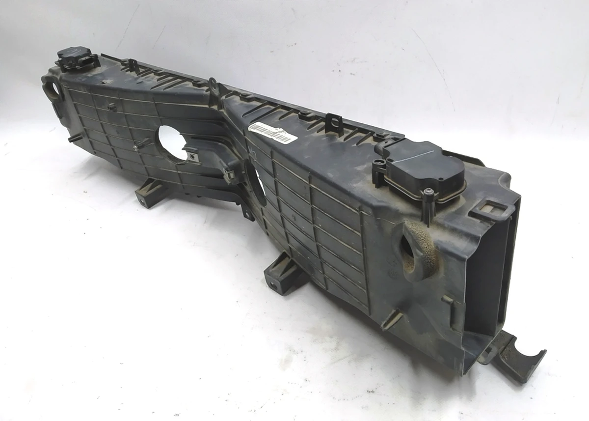 6 Воздуховод центрального радиатора RWD в сборе с лопастями и модулями управления открытием вентиляционной решетки Tesla model S 1007256-00-K