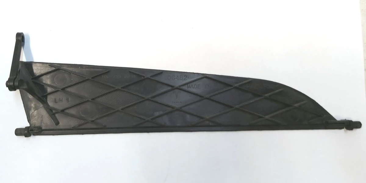 Лопатя люверса лівого активного LH1 Tesla model S 1007268-00-F