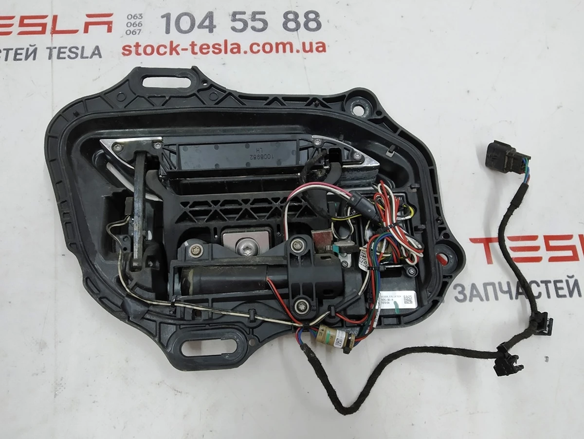 1 Механизм ручки наружной задней левой в сборе GEN 1 (без внутреннего уплотнителя) Tesla model S 1135722-S0-A