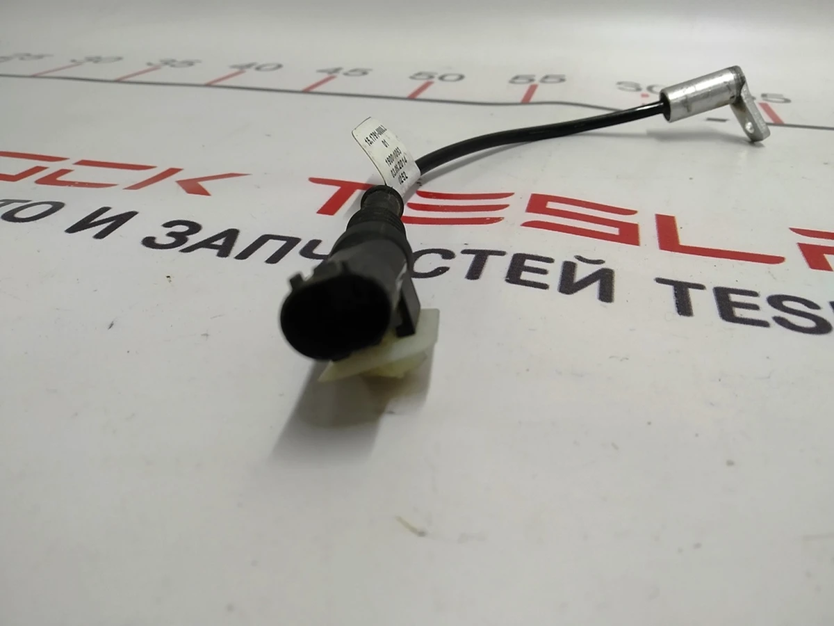 17 Датчик температури компресора пневмопідвіски Tesla model S 1007423-00-B