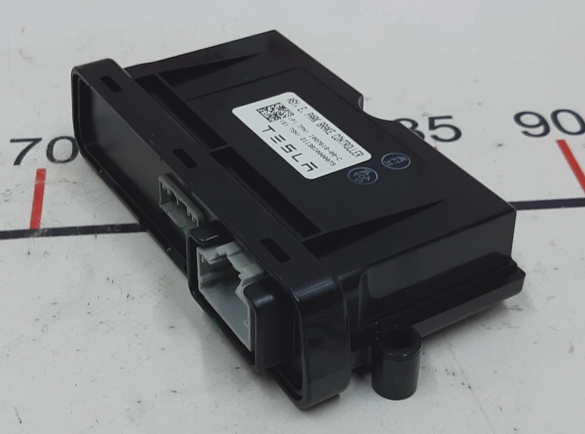 6 Блок контроля стояночного тормоза Tesla Model S, Model S REST, Model X 1007618-00-J