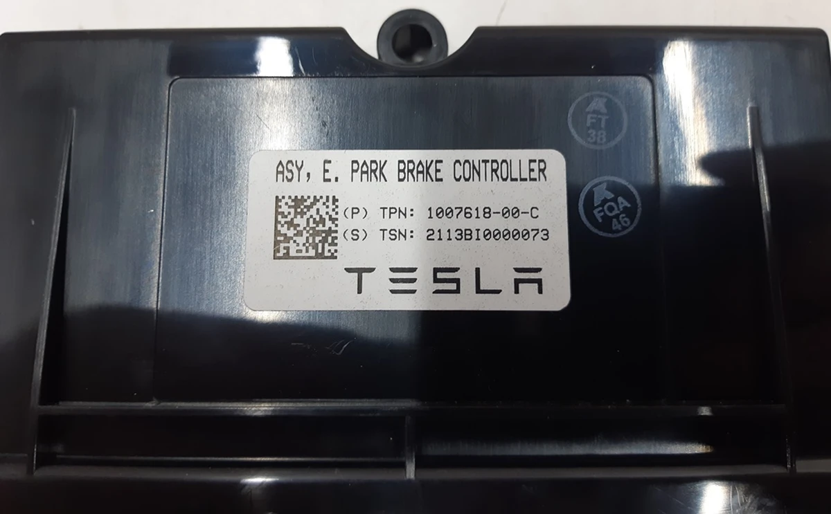 6 Блок контроля стояночного тормоза Tesla Model S, Model S REST, Model X 1007618-00-J