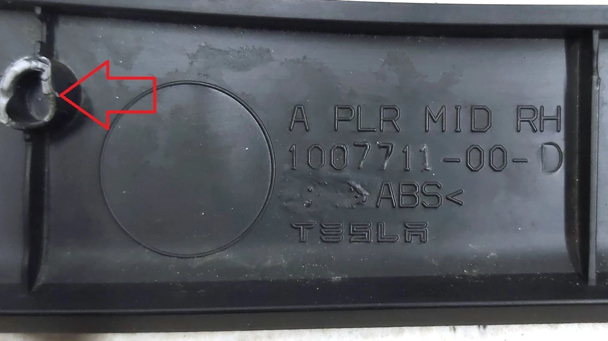 7 A-PILLAR TRIM MIDDLE RH with damage Tesla model S, model S REST 1007711-00-D