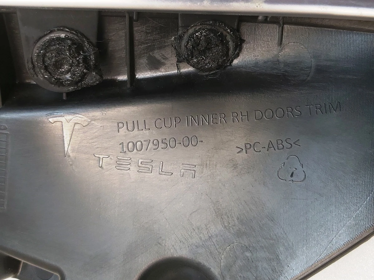 5 Молдинг алюминиевый карты двери задней правой Tesla model S, model S REST 1051390-00-A