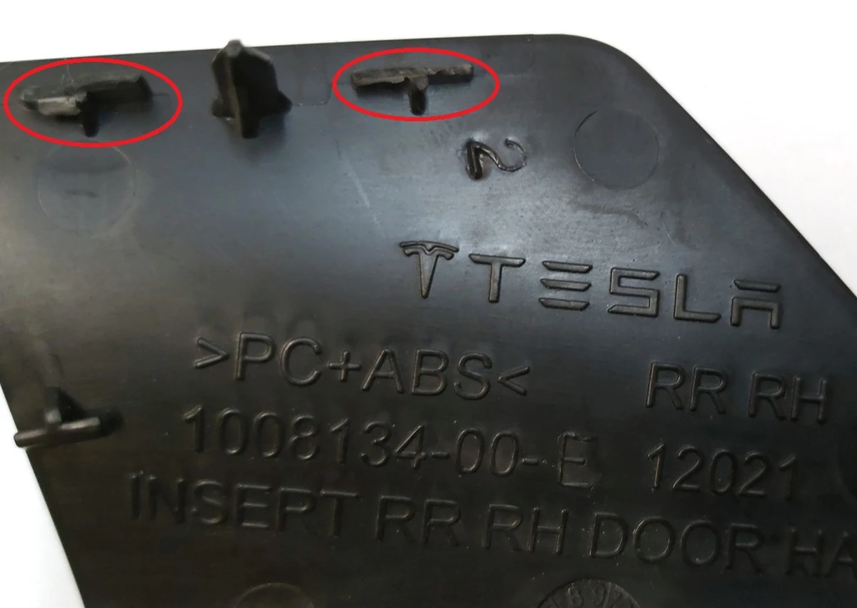 13 Заглушка дверної картки під ручкою ззаду права з пошкодженням Tesla model S, model S REST 1008134-00-E