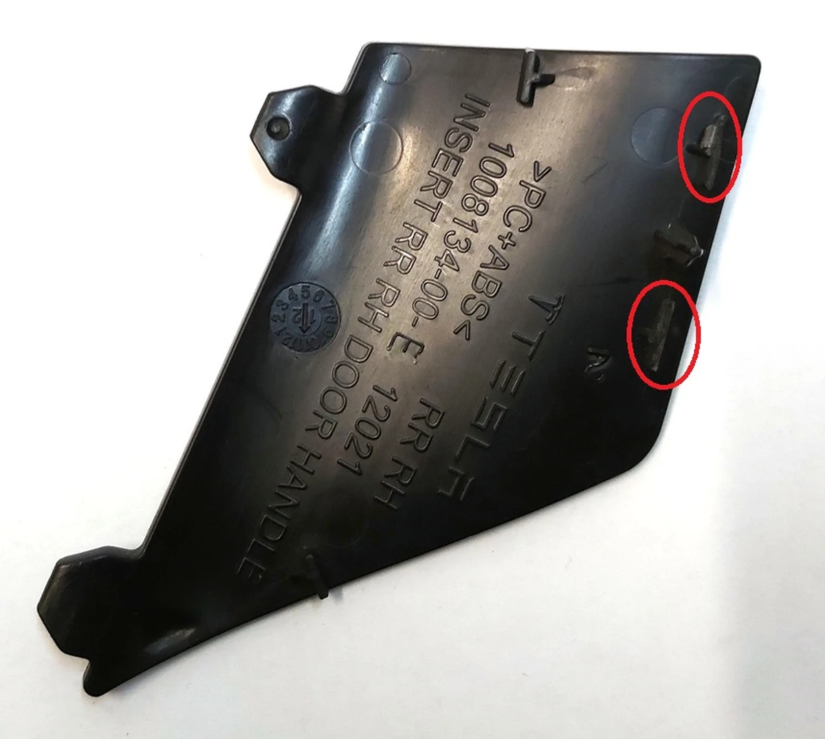 13 Заглушка дверної картки під ручкою ззаду права з пошкодженням Tesla model S, model S REST 1008134-00-E