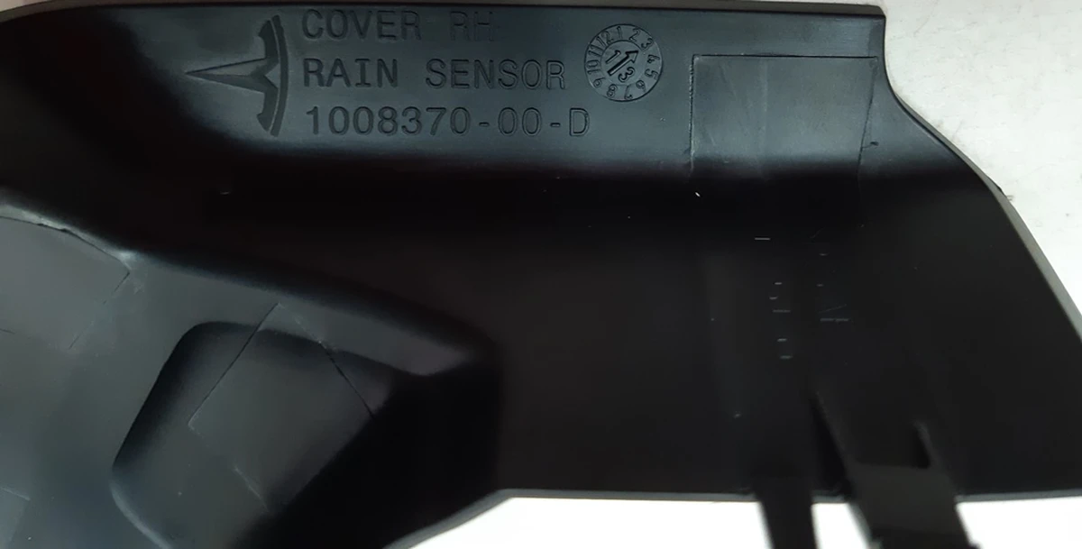 8 Облицовка кронштейна зеркала заднего вида правая Tesla model S 1008370-00-F