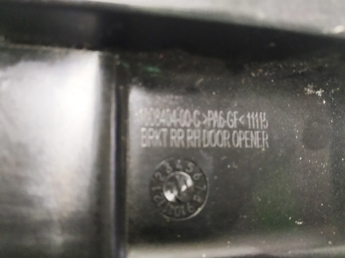 7 Кронштейн кріплення ручки відкриття дверей внутрішньої задньої правої Tesla model S, model S REST 1008404-00-C