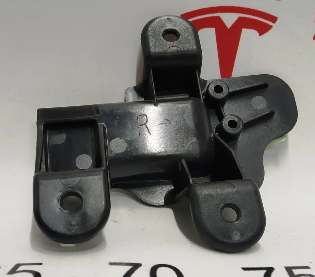 7 Кронштейн кріплення ручки відкриття дверей внутрішньої задньої правої Tesla model S, model S REST 1008404-00-C