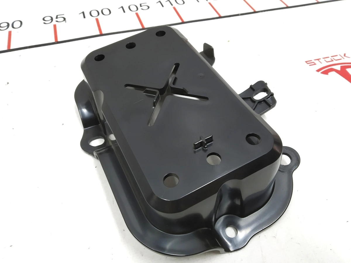 3 ECU PARK ASSIST control unit mounting bracket damaged Tesla model S 1008903-00-B