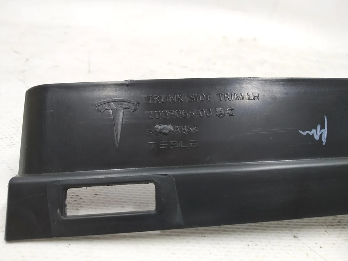 6 Накладка багажного отвору внутрішня ліва з пошкодженням Tesla model S, model S REST 1010830-00-B