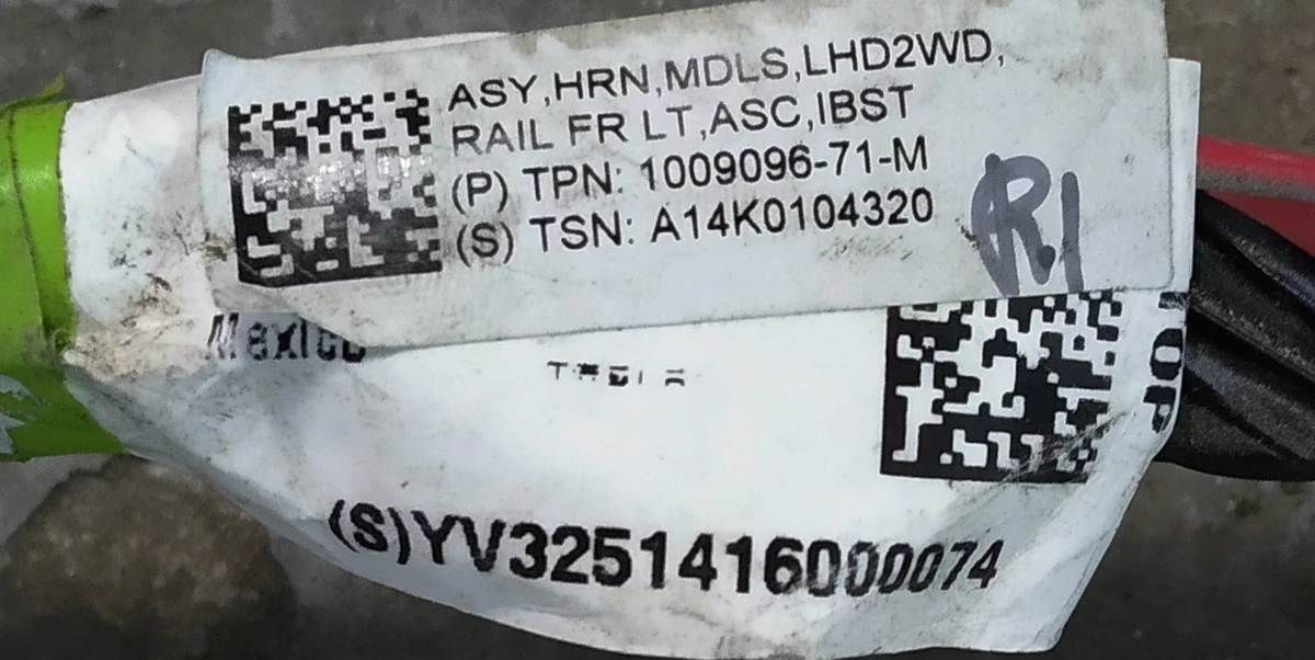 2 Електропроводка передня ліва підкапотна (на контактах сліди окислення) у розборі Tesla model S 1009096-71-M