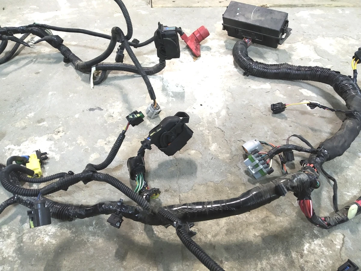 2 Електропроводка передня ліва підкапотна (на контактах сліди окислення) у розборі Tesla model S 1009096-71-M