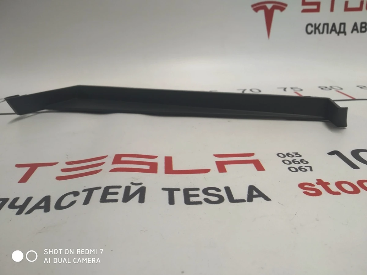 11 Ограничитель коврика центральной консоли Tesla model S, model S REST 1009246-00-D