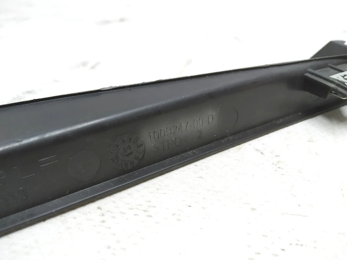 11 Обмежувач килимка центральної консолі Tesla model S 1009246-00-D