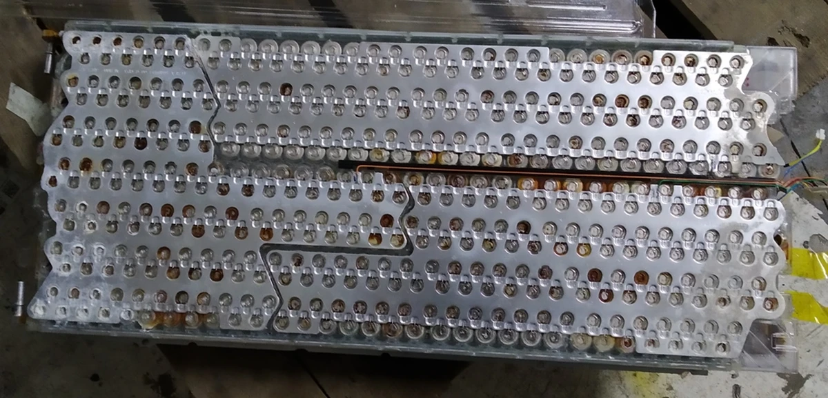 Модуль основной батареи S3 (без платы BMB, следы оксиления) Tesla model S 1014114-00-E