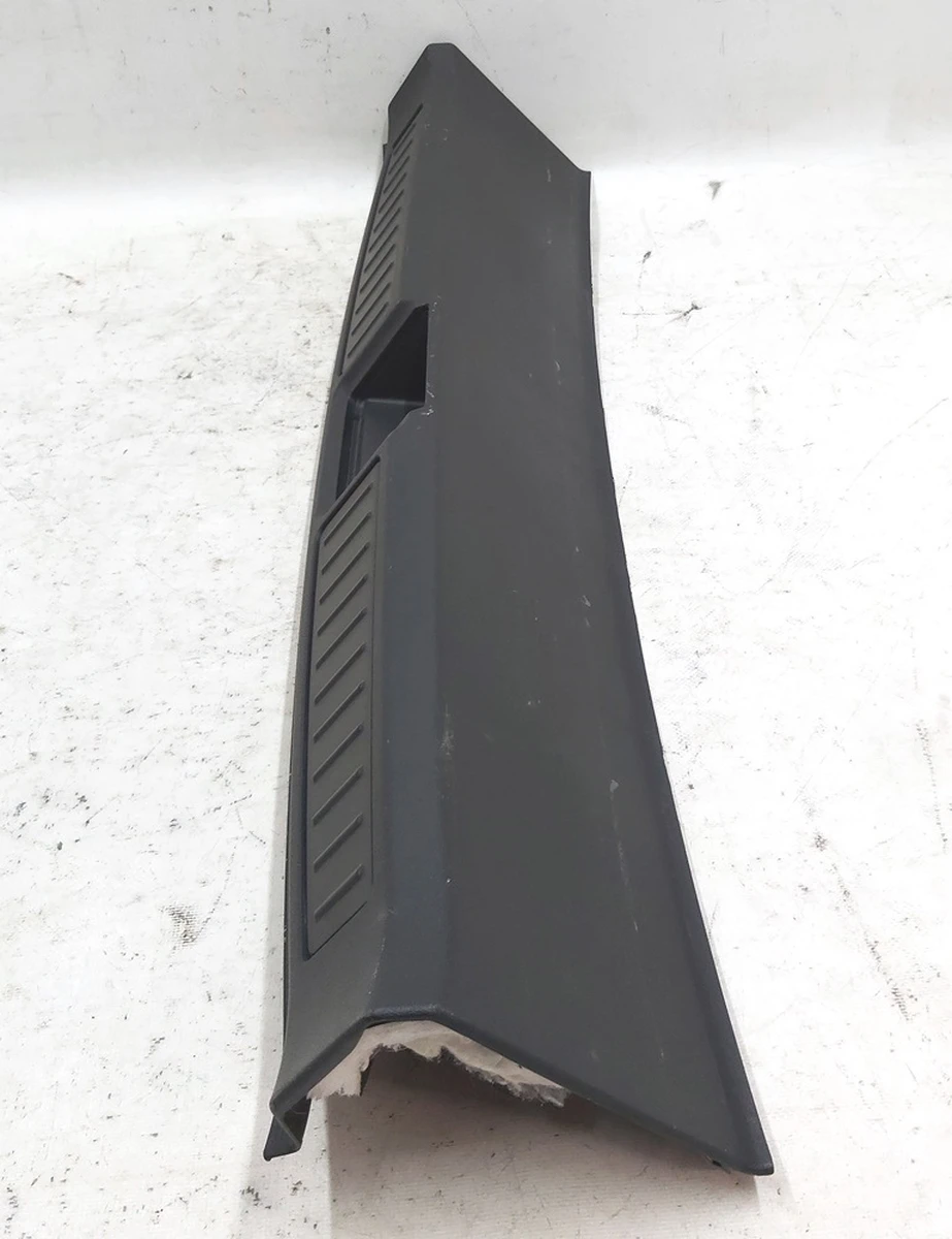 1 Отделка багажника пластик (под замок) в сборе с повреждением Tesla model S, model S REST 1010824-01-D