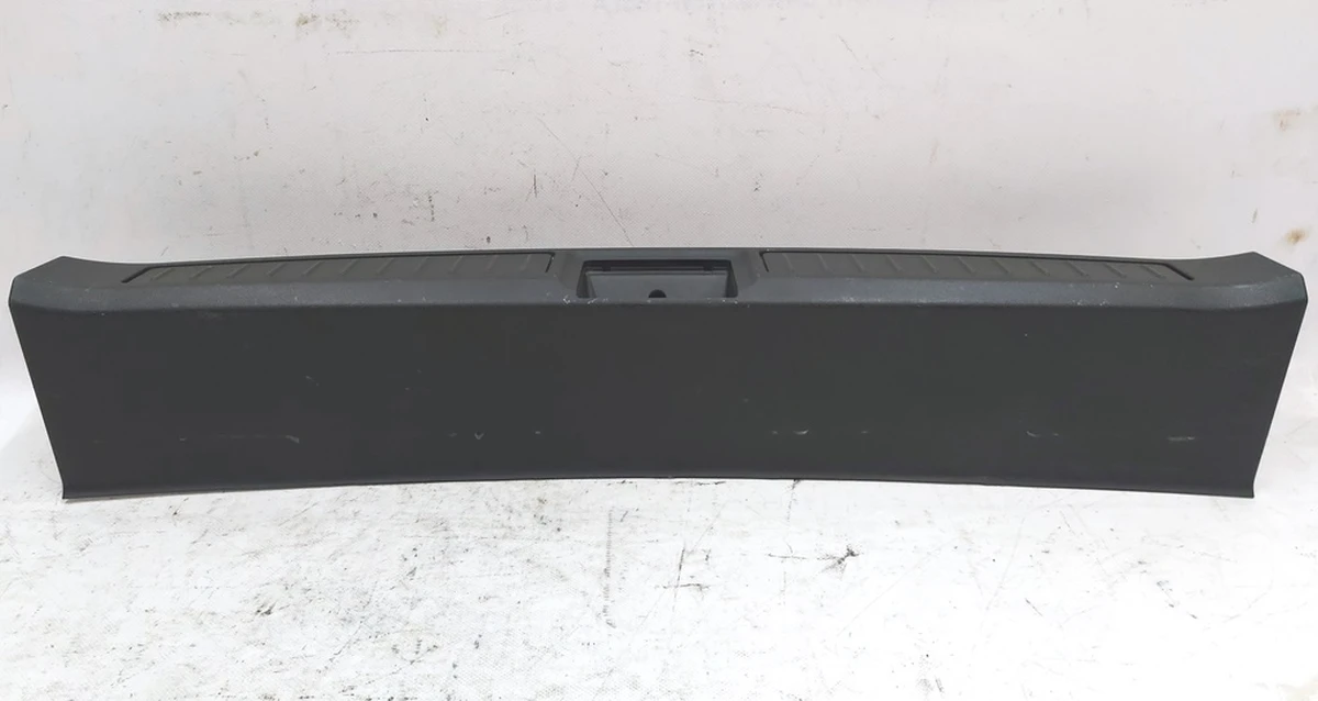 1 Отделка багажника пластик (под замок) в сборе с повреждением Tesla model S, model S REST 1010824-01-D