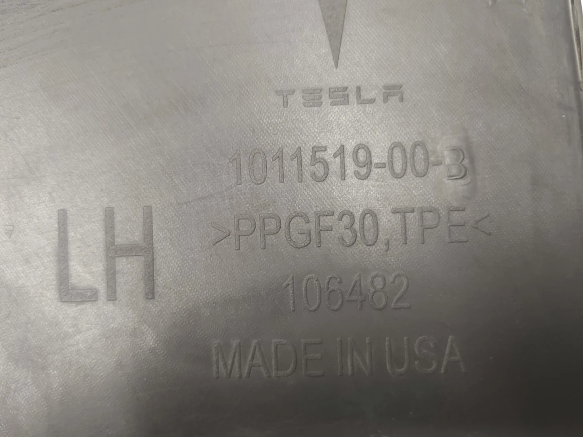 8 Диффузор левый радиатора кондиционера RWD Tesla model S 1038057-00-A