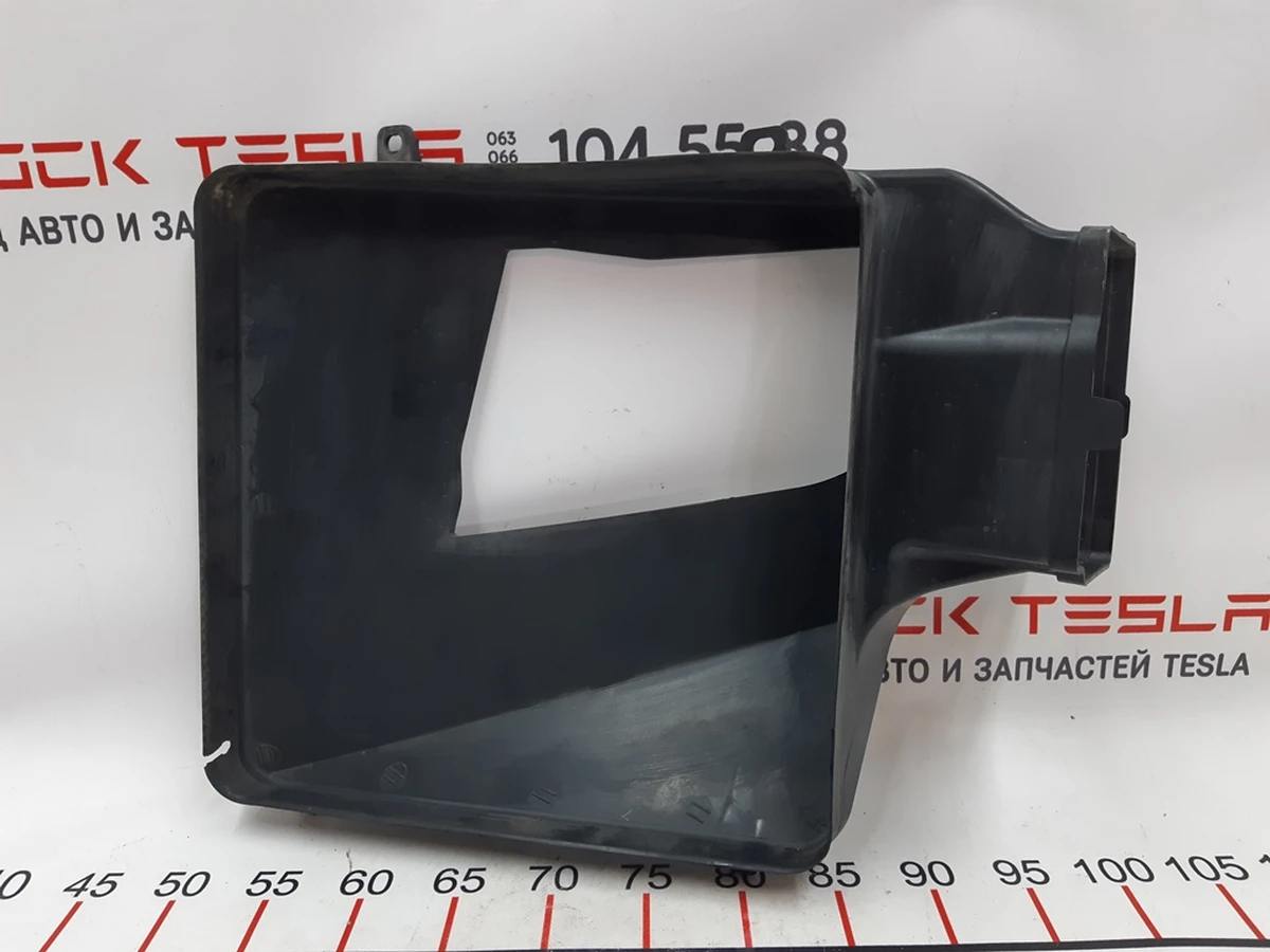 9 Диффузор правый радиатора кондиционера RWD Tesla model S 1038059-00-A