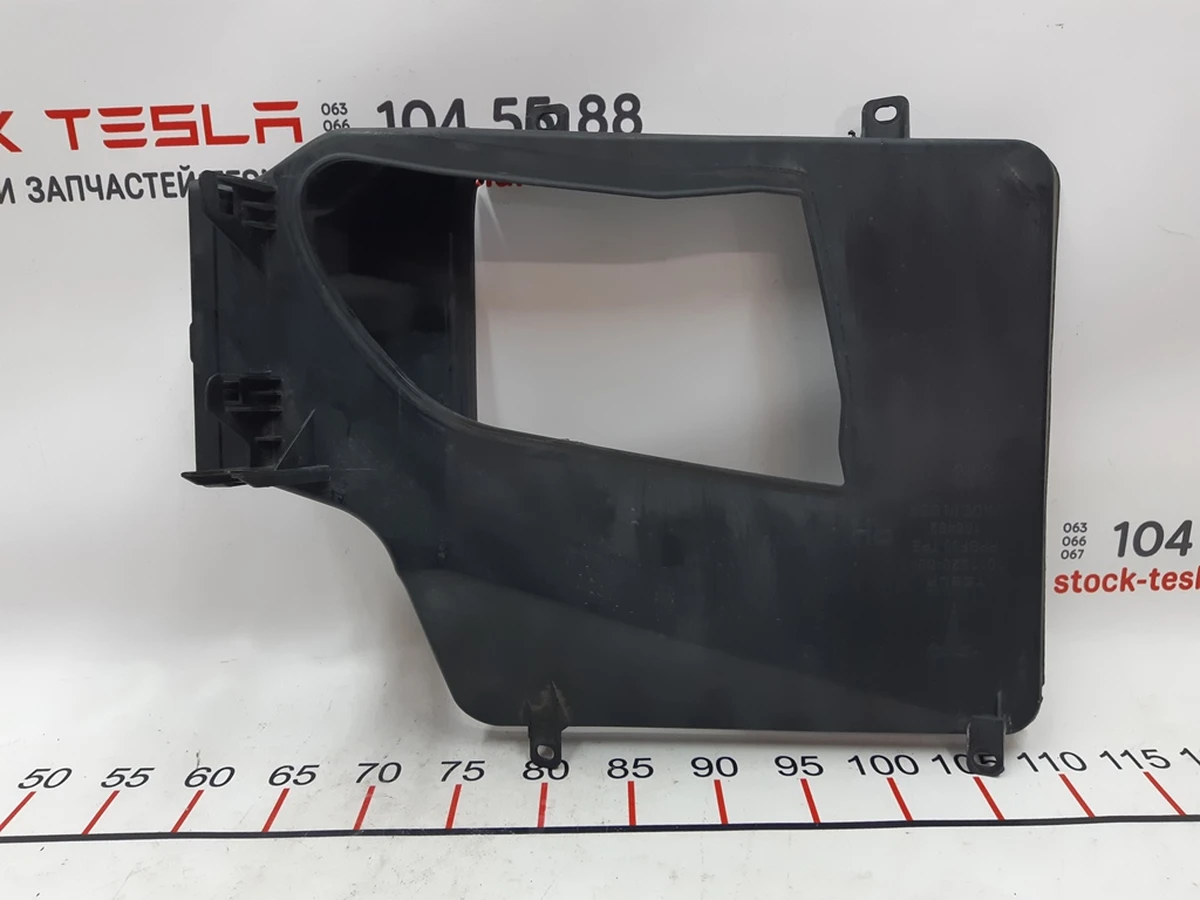 9 Диффузор правый радиатора кондиционера RWD Tesla model S 1038059-00-A