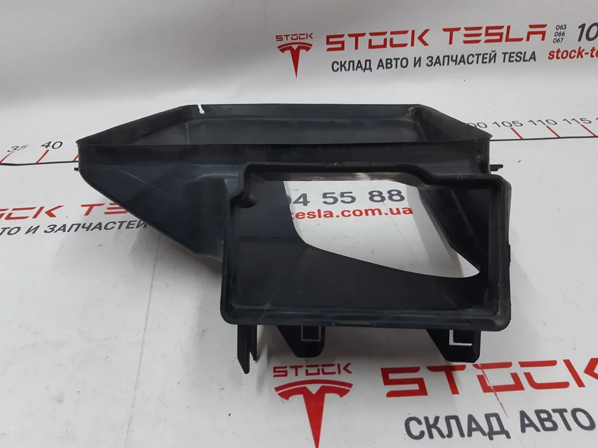 9 Диффузор правый радиатора кондиционера RWD Tesla model S 1038059-00-A