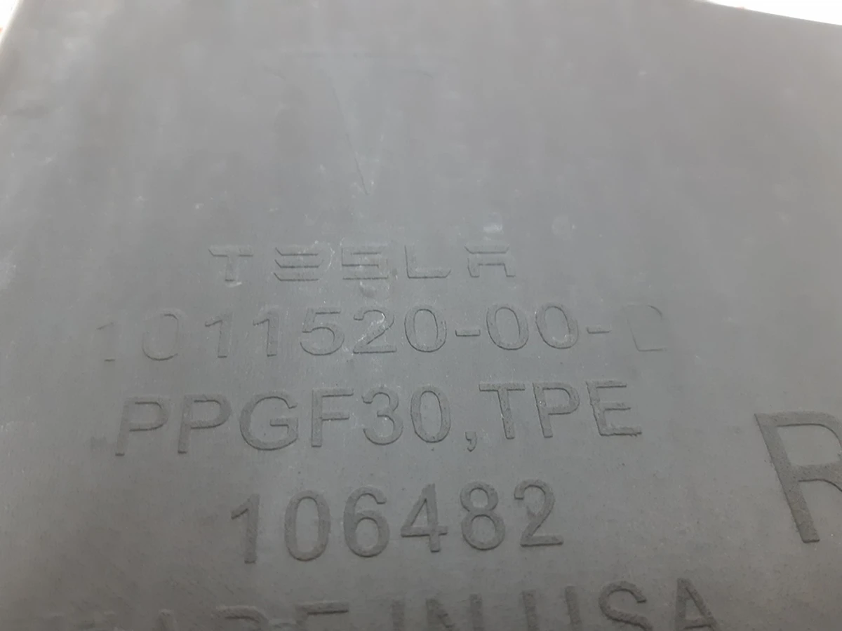 9 Диффузор правый радиатора кондиционера RWD Tesla model S 1038059-00-A