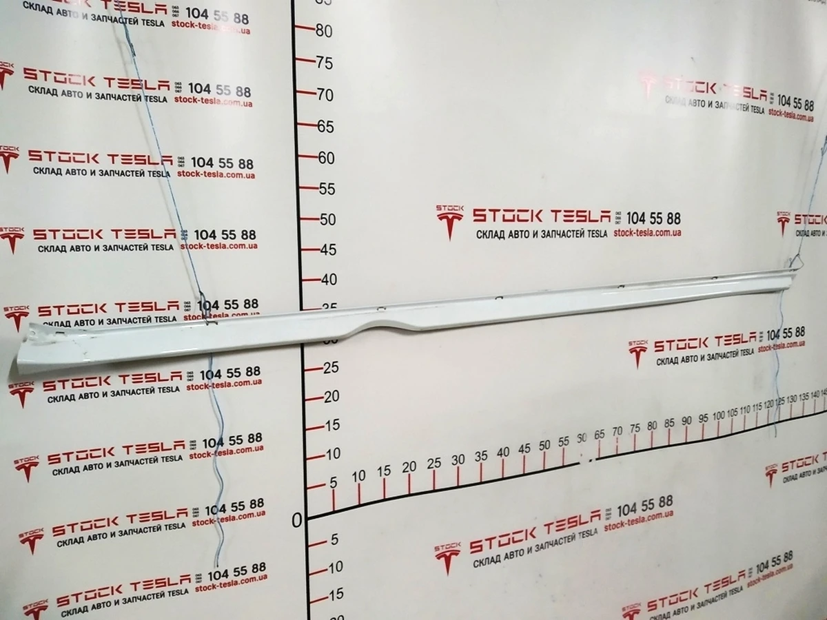 6 Door sill molding right decorative (plastic) PBCW Tesla model S, model S REST 1012217-00-G