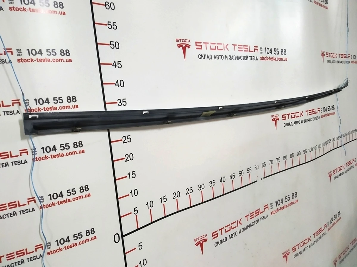 6 Молдинг накладки порога правый декоративный (пластик) PBCW Tesla model S, model S REST 1012217-00-G
