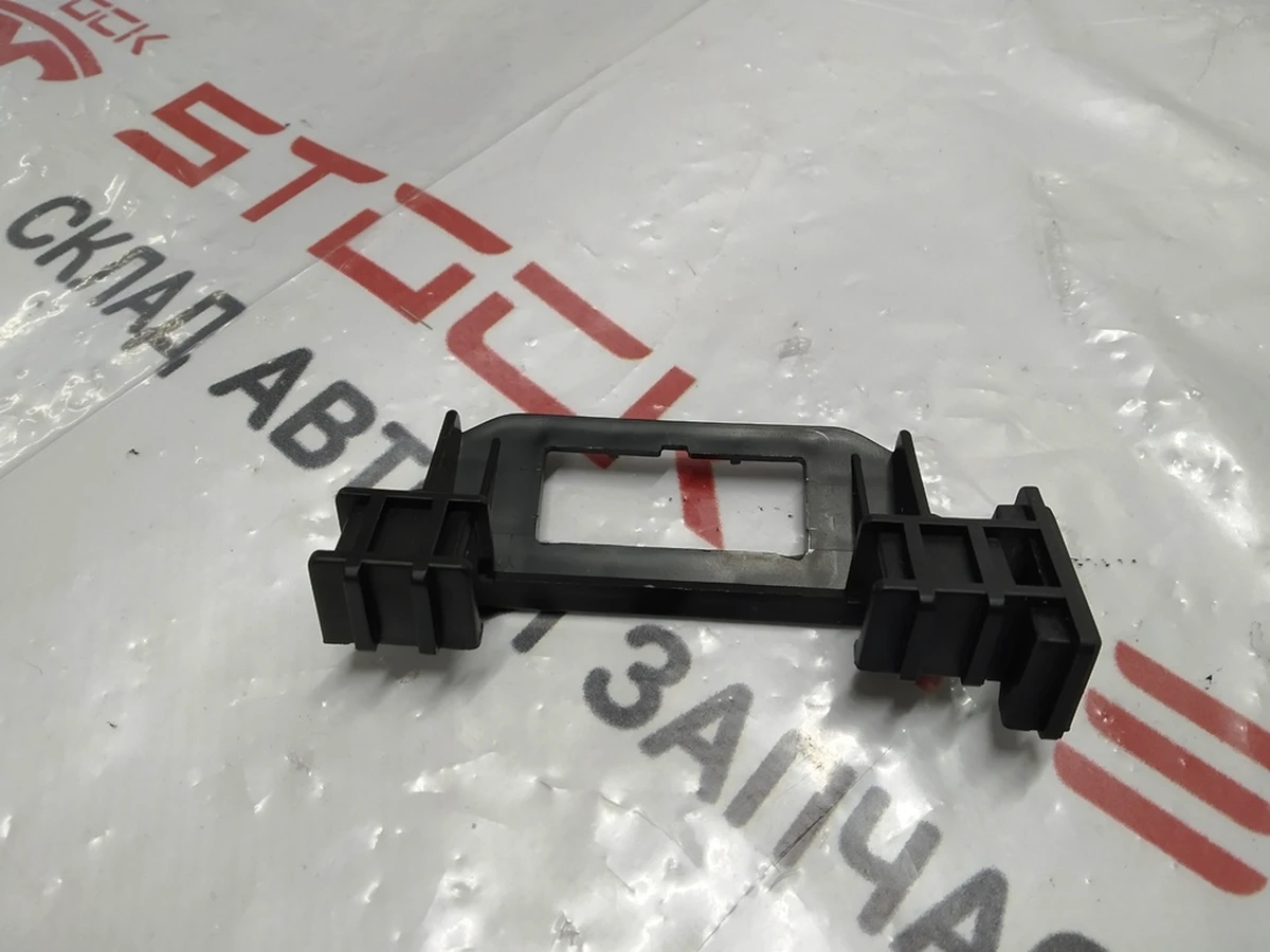 3 Mounting bracket for driver/passenger seat backlight Tesla model S 1013115-03-B