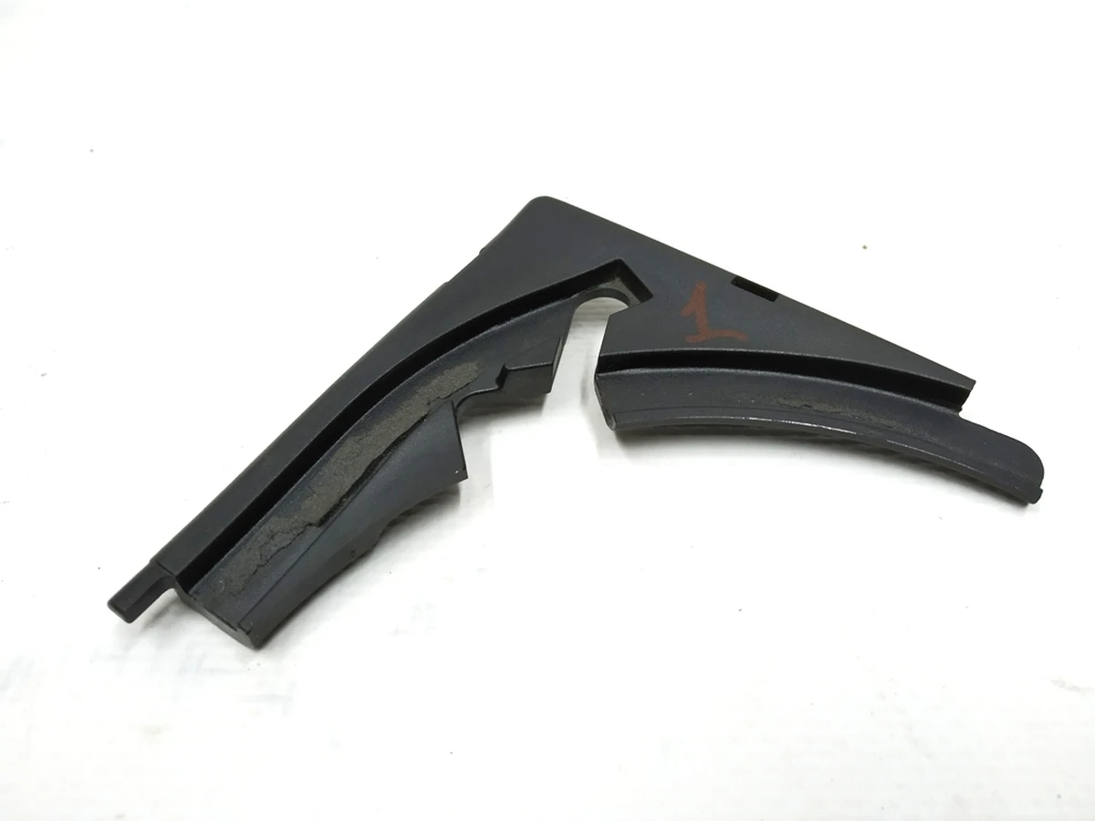 Кронштейн-напрямна датчика притискання люка панорамного даху правий Tesla model S 1014442-00-C