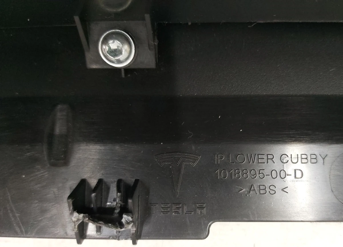 37 Storage niche under the monitor without rubber mat with damage Tesla model S, model S REST 1018893-00-E