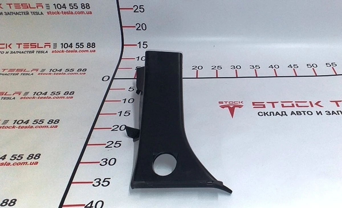 Накладка багажного отвору зовнішня ліва Tesla model S, model S REST 1021437-00-D