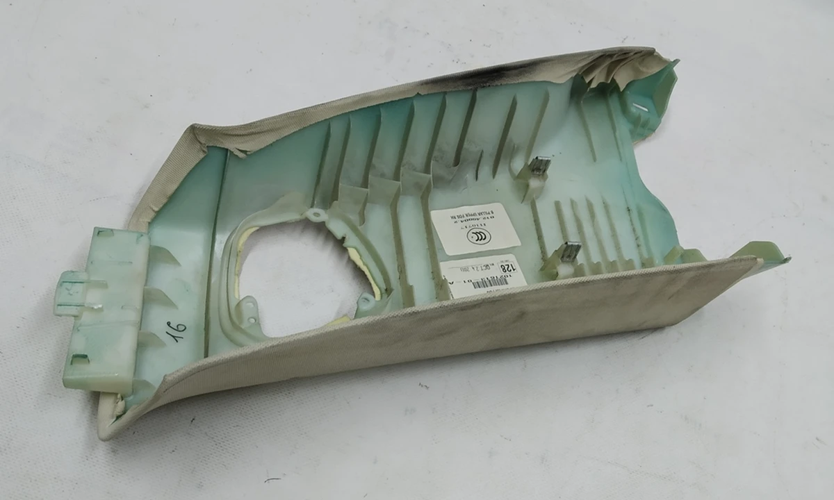 15 Облицовка стойки B верхняя правая белый текстиль (с повреждением) Tesla model S, model S REST 1021613-01-A