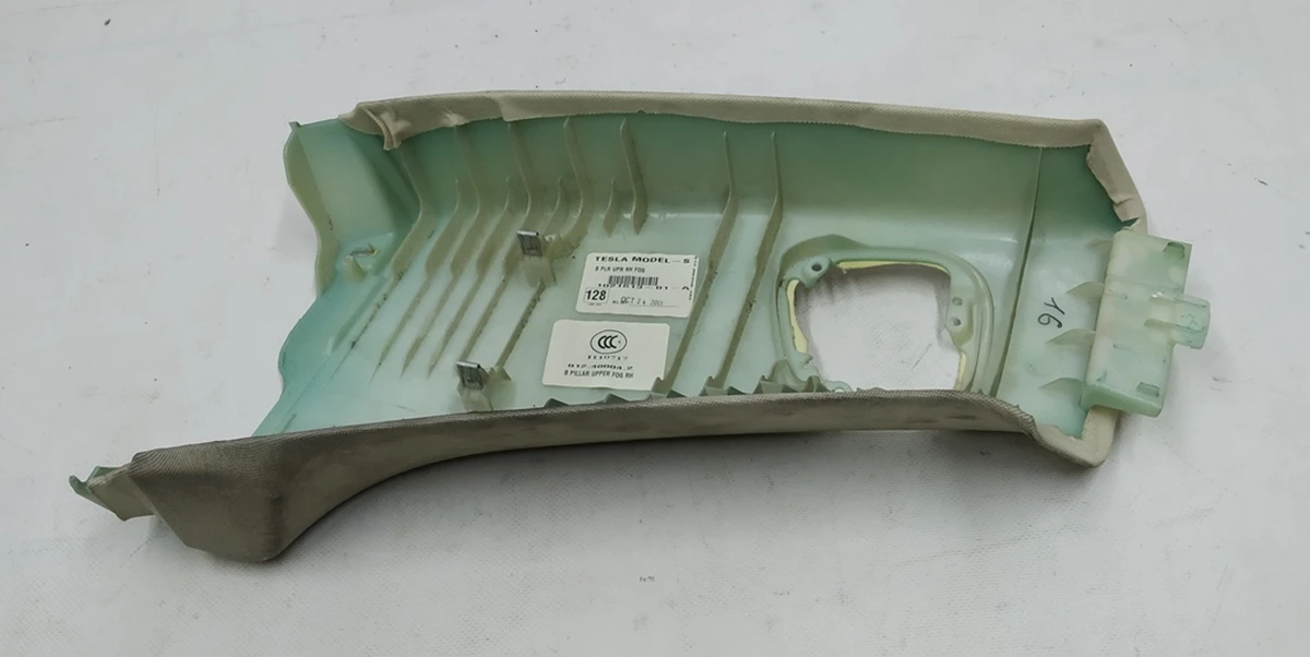 15 Облицовка стойки B верхняя правая белый текстиль (с повреждением) Tesla model S, model S REST 1021613-01-A