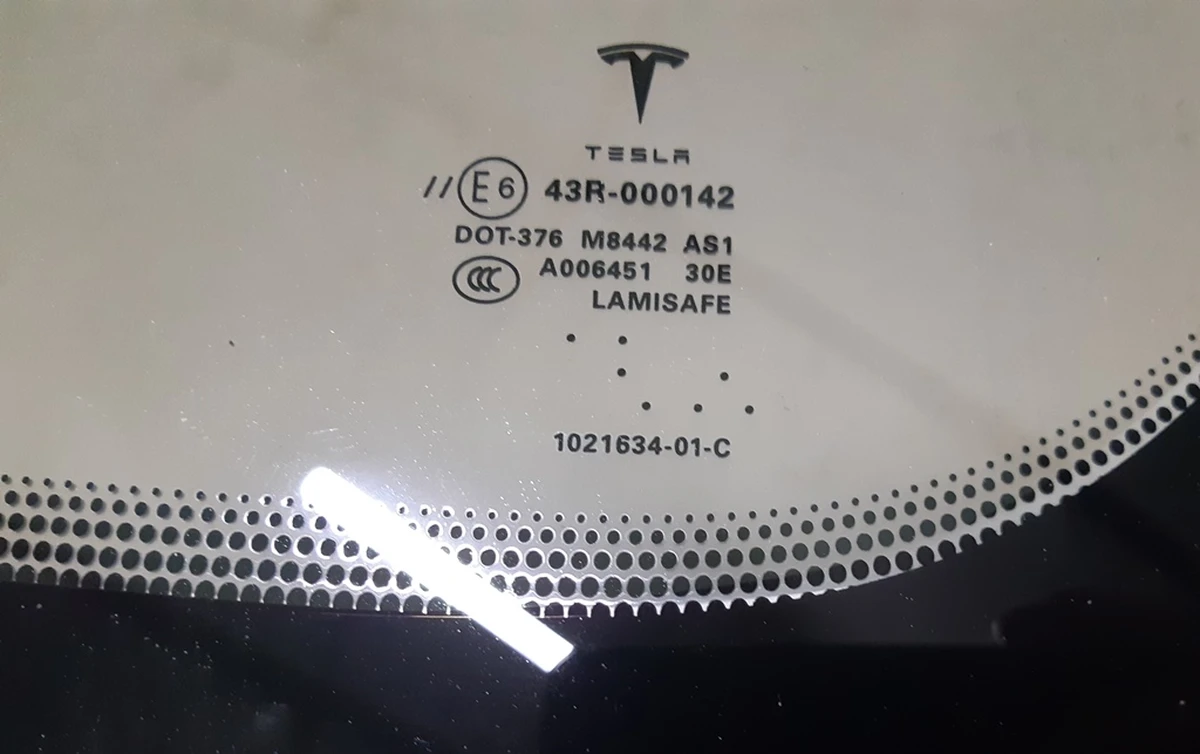 1 Стекло лобовое (стеклоочиститель с подогревом, без автопилота) с датчиком дождя и света Tesla model S 1021634-01-C