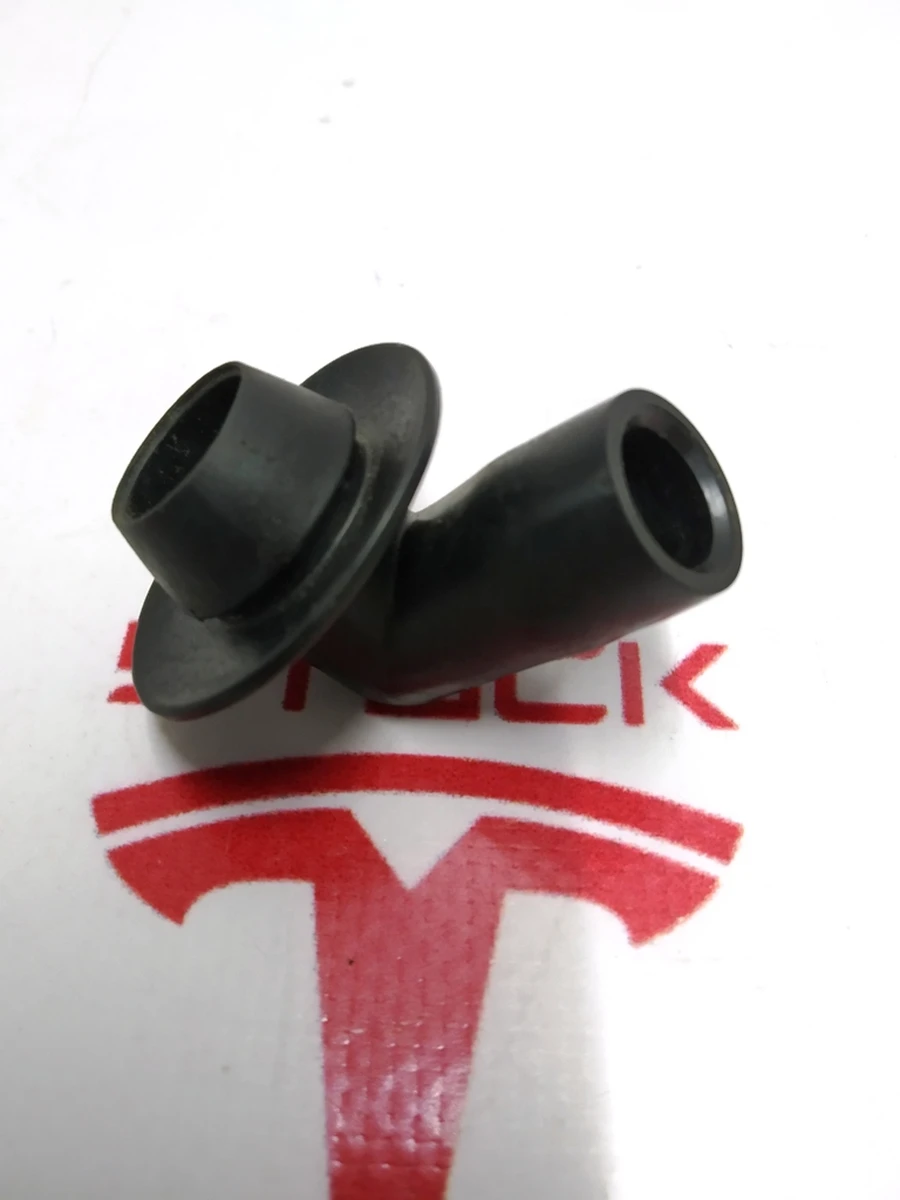 2 Колено трубки сливной дренажной порта зарядки Tesla Model S, Model S REST, Model S Feb 2021, Model X, Model 3, Model 3 Jan 2024 1023052-00-A