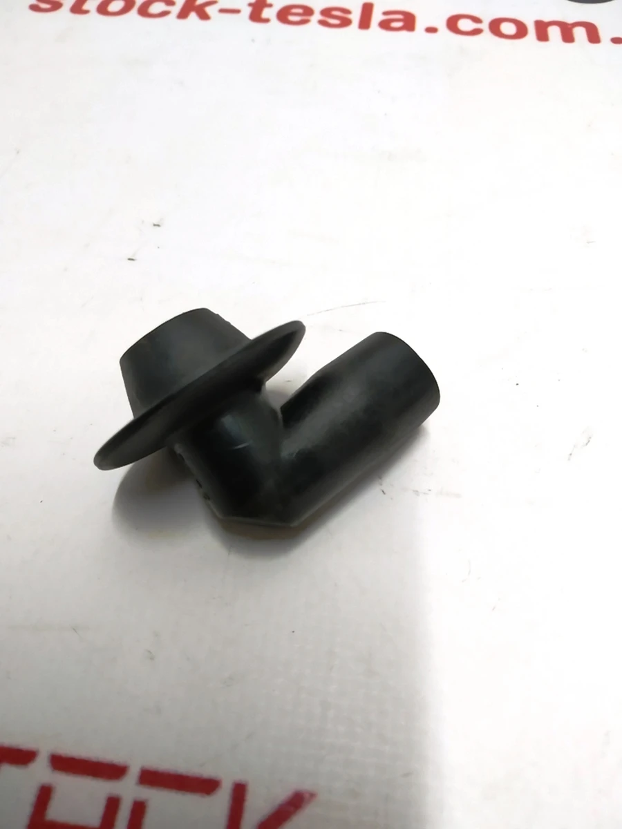 2 Колено трубки сливной дренажной порта зарядки Tesla Model S, Model S REST, Model S Feb 2021, Model X, Model 3, Model 3 Jan 2024 1023052-00-A