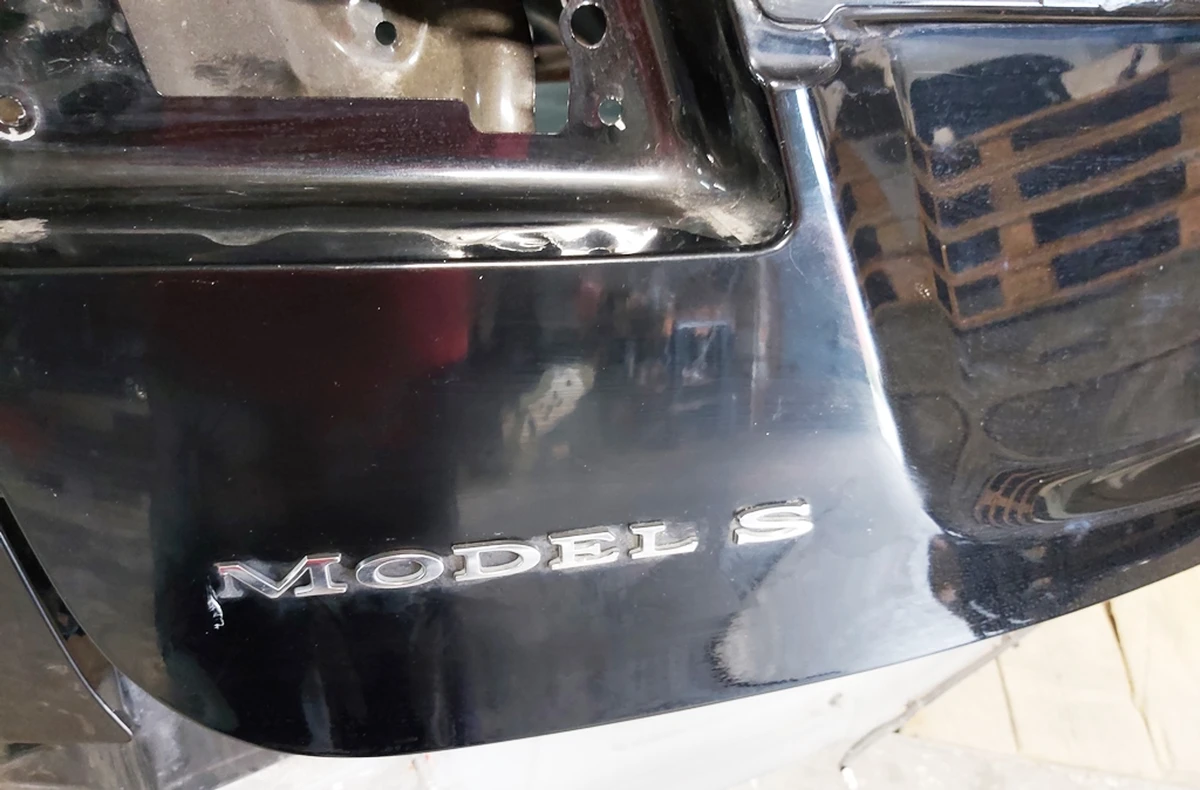 7 Крышка багажника (ляда) PBSB в сборе с повреждением Tesla model S, model S REST 1023722-E0-A