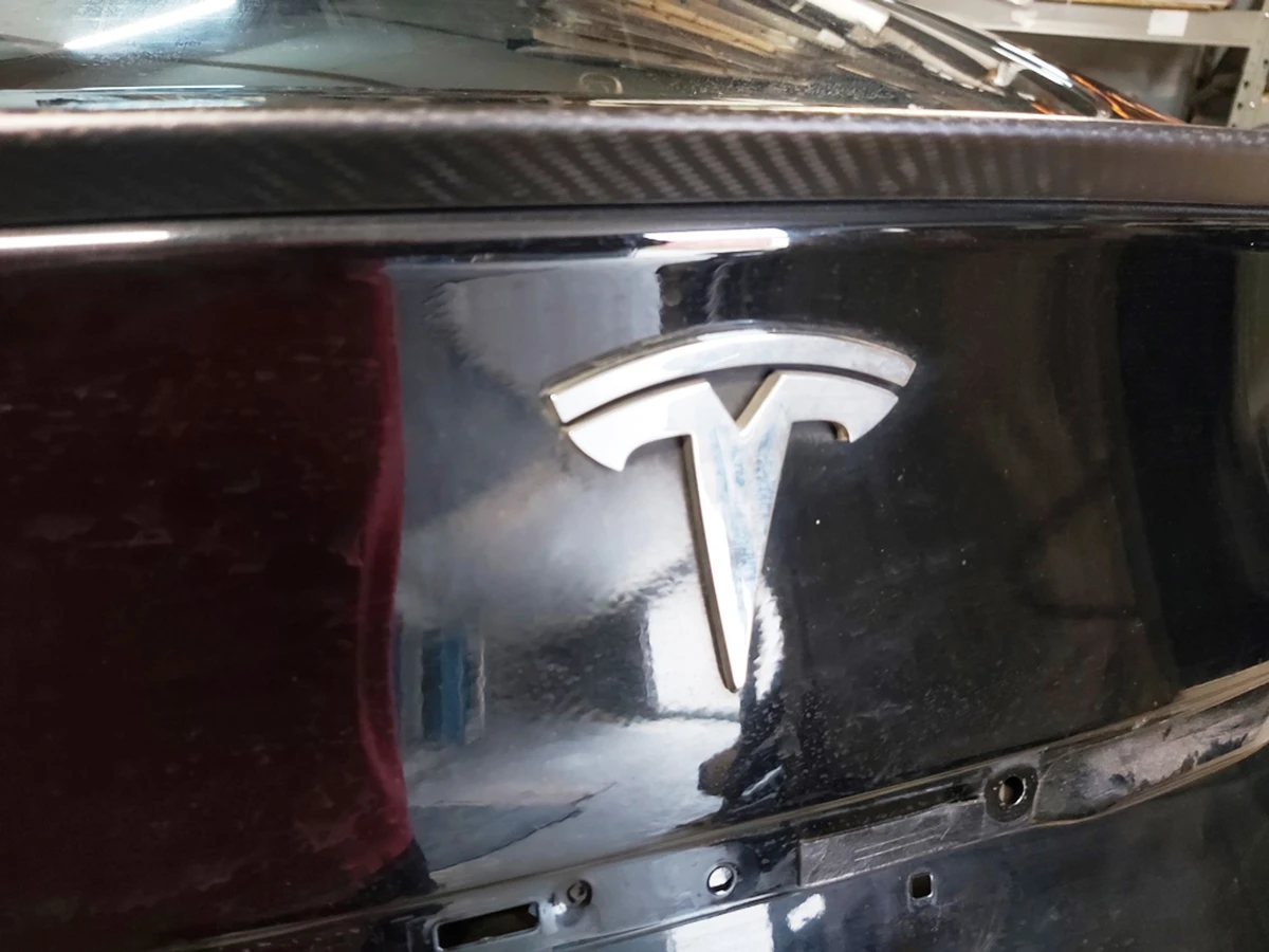 7 Крышка багажника (ляда) PBSB в сборе с повреждением Tesla model S, model S REST 1023722-E0-A