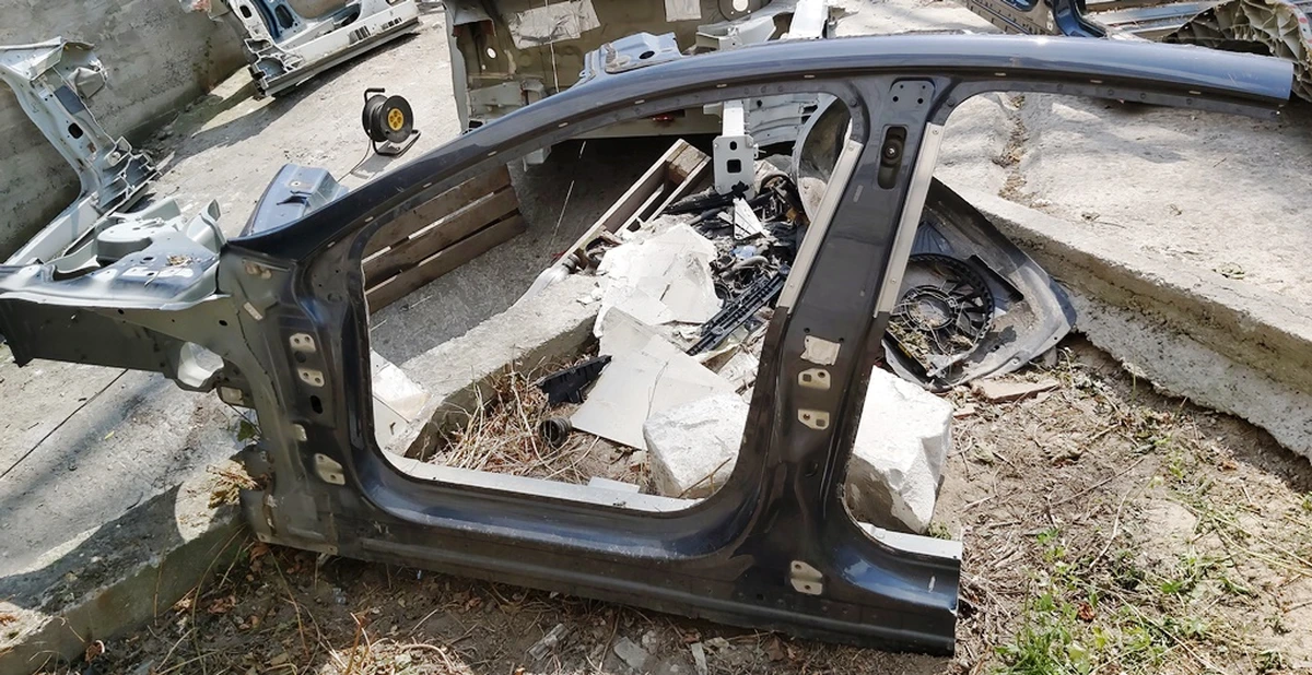 Чверть передня ліва стійка А/B з лонжероном та склянкою у зборі Tesla model S, model S REST 1024193-S0-B