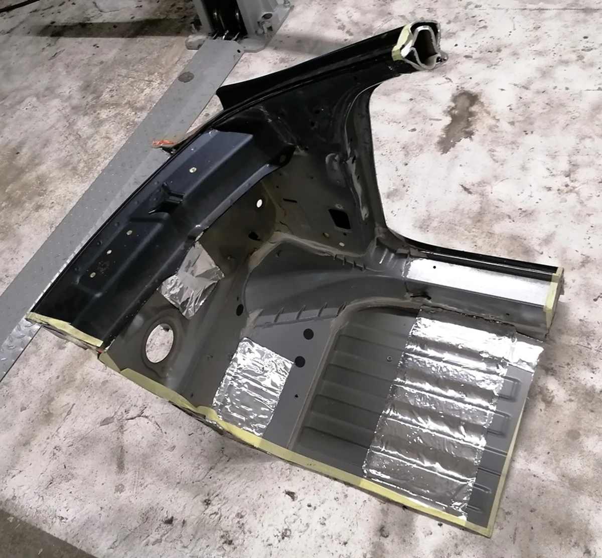 7 Чверть передня права стійка А (передня) з частиною порога у зборі Tesla model S REST 1024198-S0-B