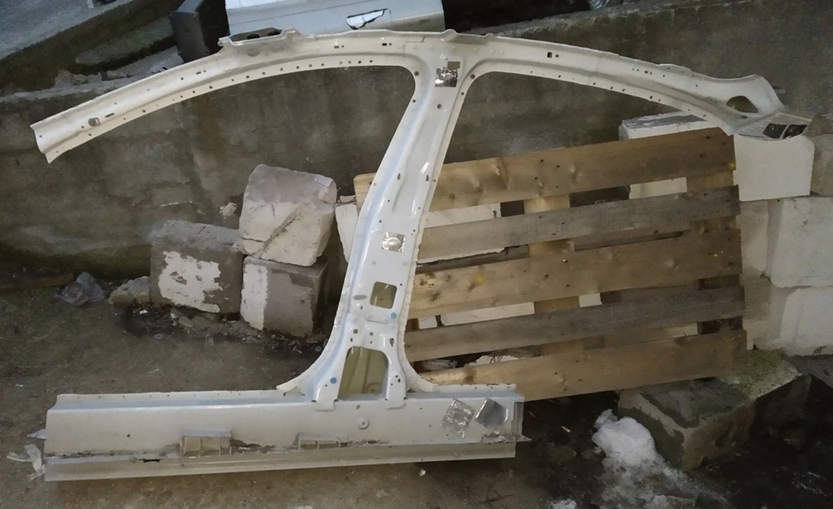 8 Часть порога правого нижнего передней двери с VIN Tesla model S REST, model S 1024206-S0-B