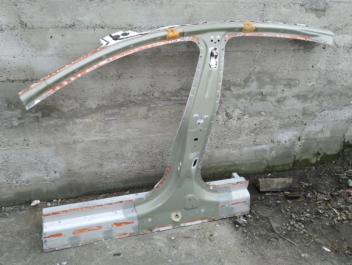 Кузовна панель лівої стійки B (середній) в зборі з частиною порога і панорамної даху Tesla model S REST, model S 1024206-S0-B